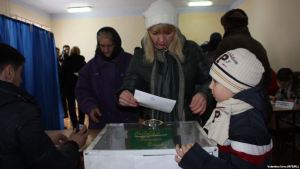 A Gagauz Woman Casts Her Ballot in February 2014 Referendum in Gagauzia (Valtenia Ursu/RFE/RL)
